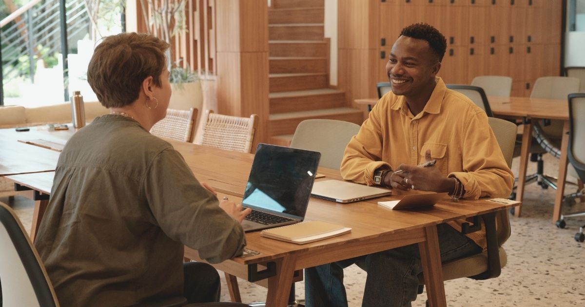 nomadas digitales trabajando remoto juntos