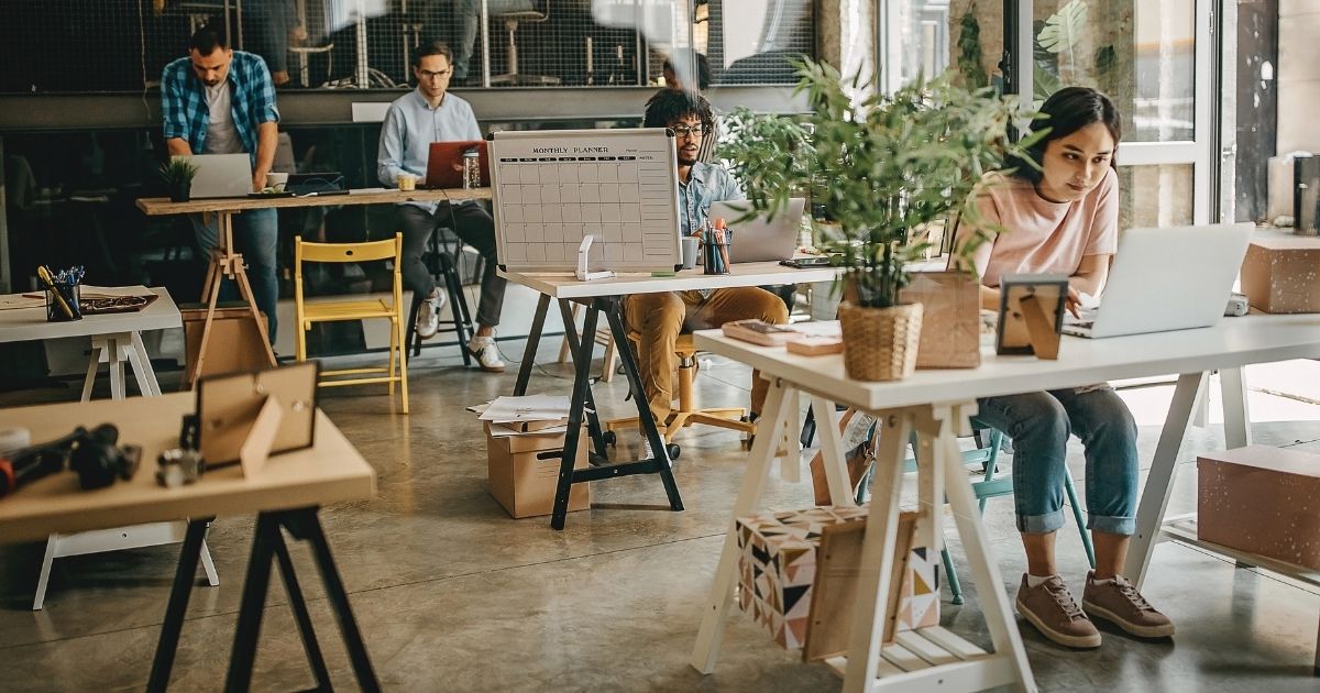 nomadas digitales trabajando remoto y conociendo gente en espacio de coworking