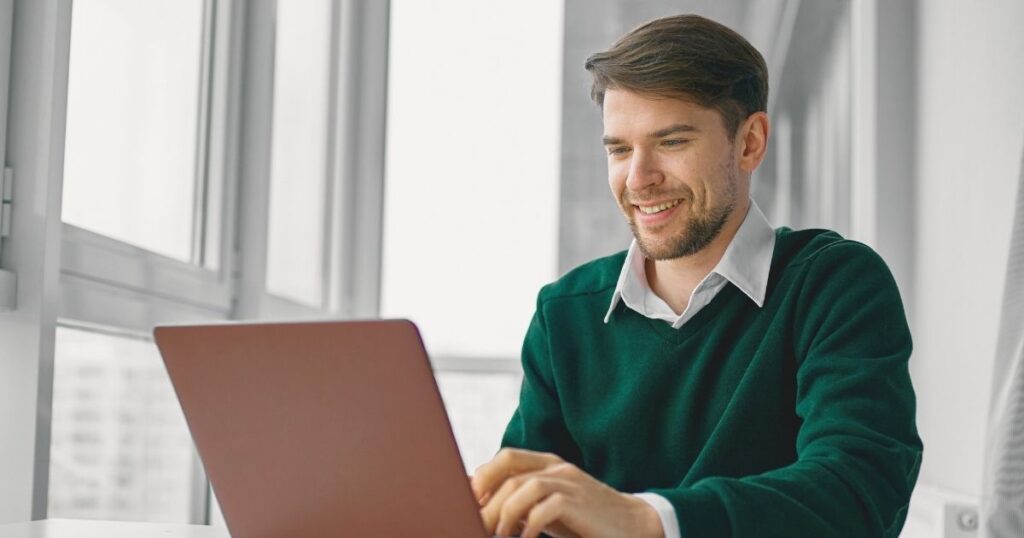 hombre nomada digital navegando en internet 