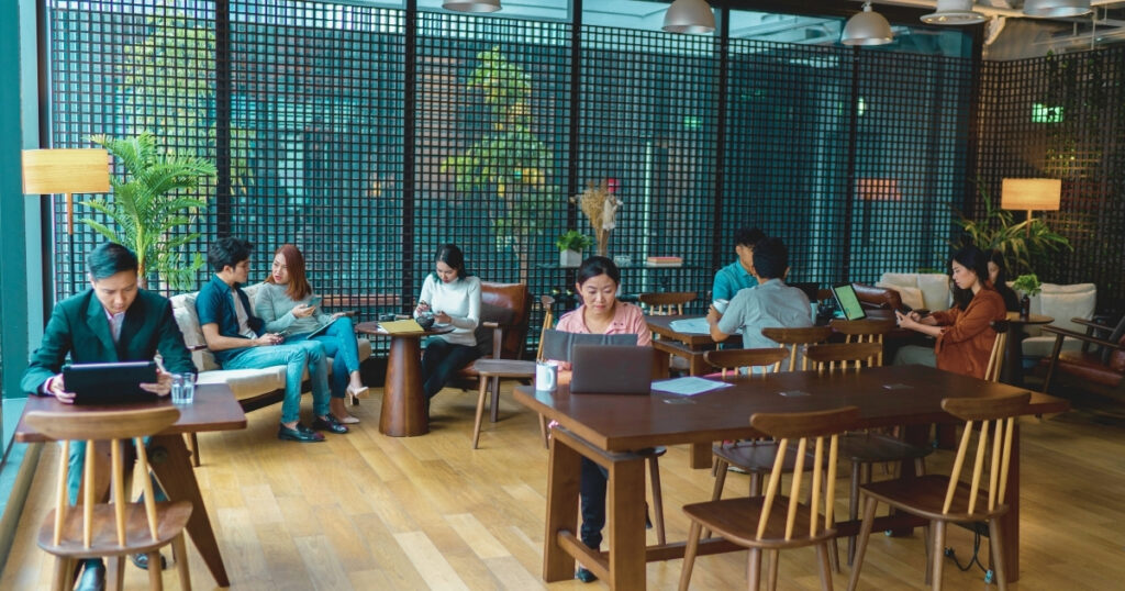trabajadores remotos trabajando desde un coworking gratis en Barcelona