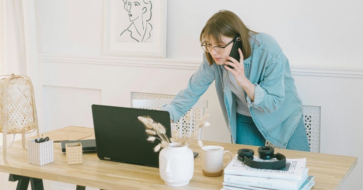 mujer nomada digital usando esim en su celular