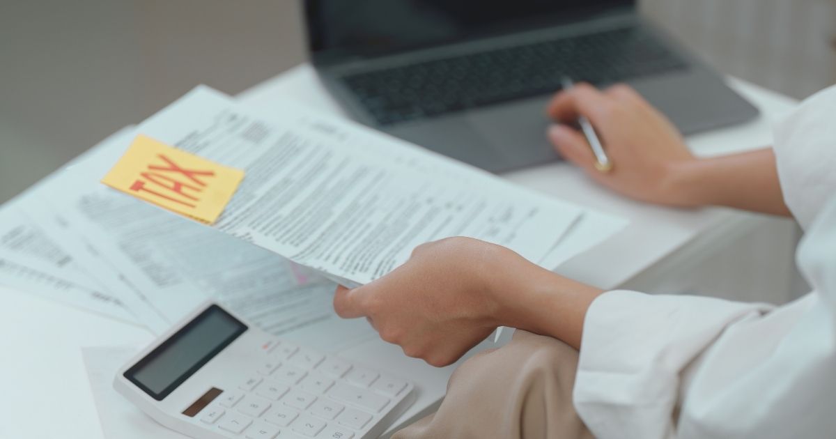 mujer pagando impuestos en Tailandia como nomada digital