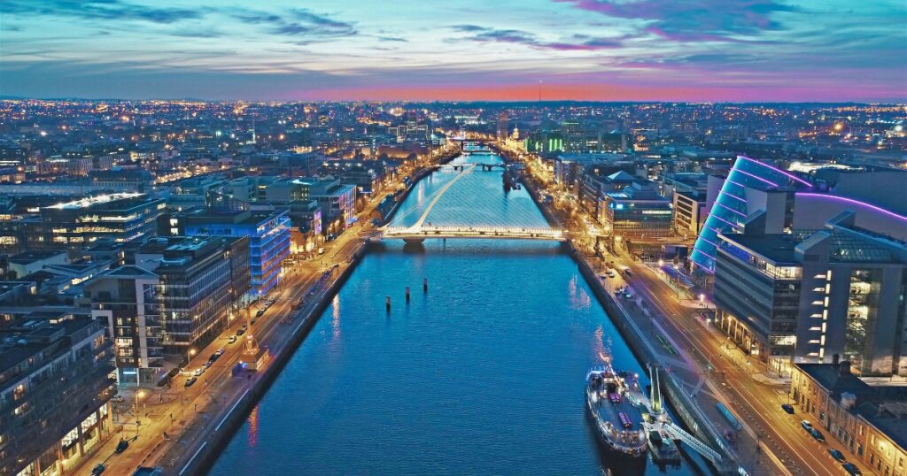lindo paisaje de ciudad en Irlanda