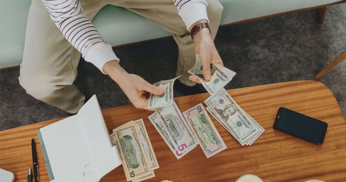 hombre nomada digital calculando dinero para depositar en su banco