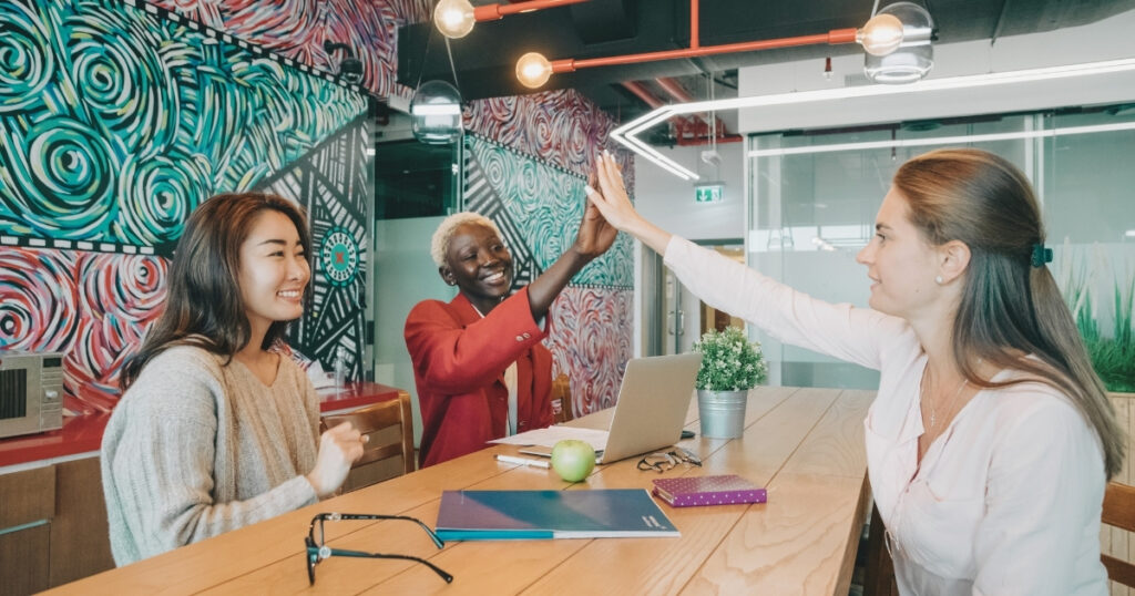 mujeres trabajando desde uno de los mejores espacios de coworking en Barcelona