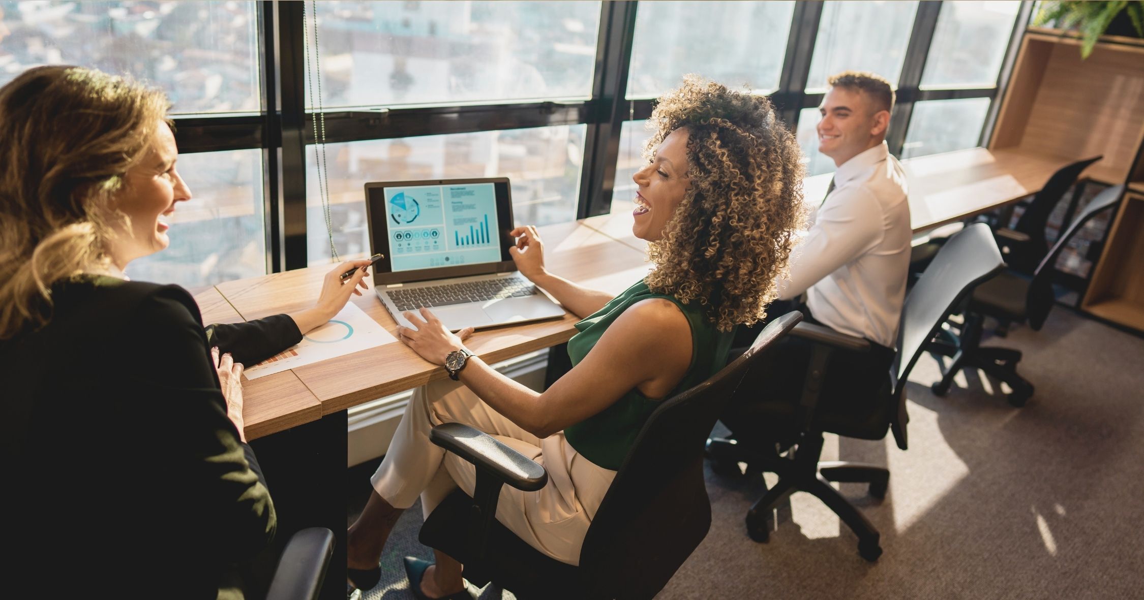 personas disfrutando de los mejores espacios de coworking en Bangkok