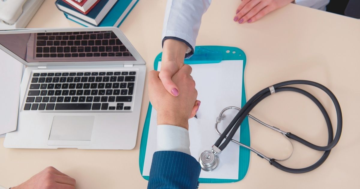 hombre firmando documentos del seguro medico en Tailandia