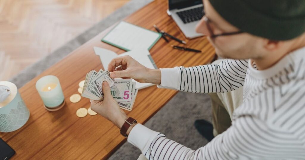 hombre nomada digital calculando aportes en su Monzo, su banco digital