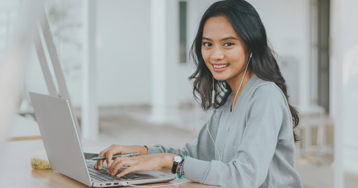 mujer sonriendo al explorar los paises mas faciles de conseguir un visado de trabajo