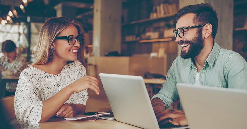hombre y mujer nomada digital trabajando desde coworking en Chiang Mai