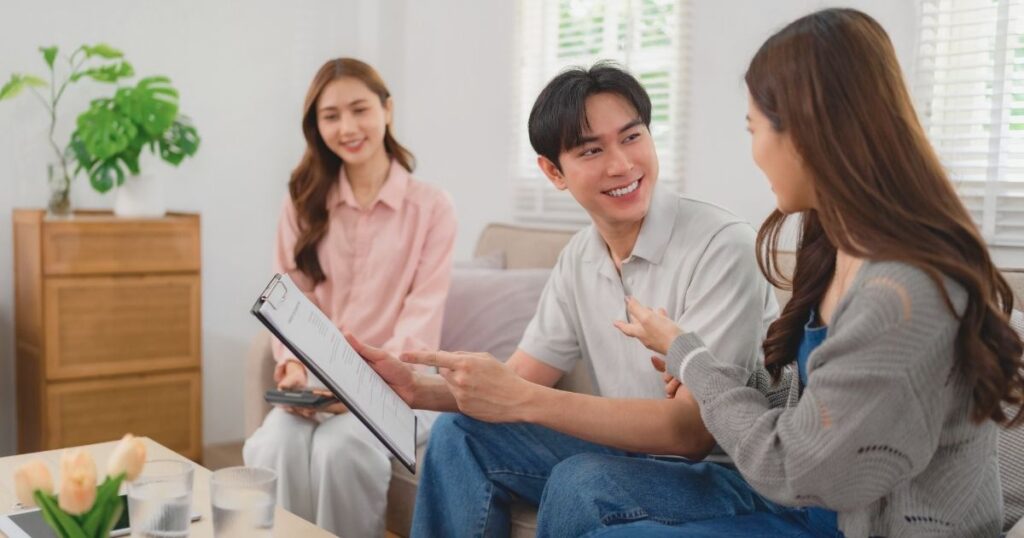 pareja eligiendo seguro medico en Tailandia