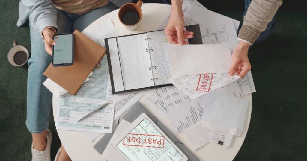 pareja pagando impuestos en Tailandia