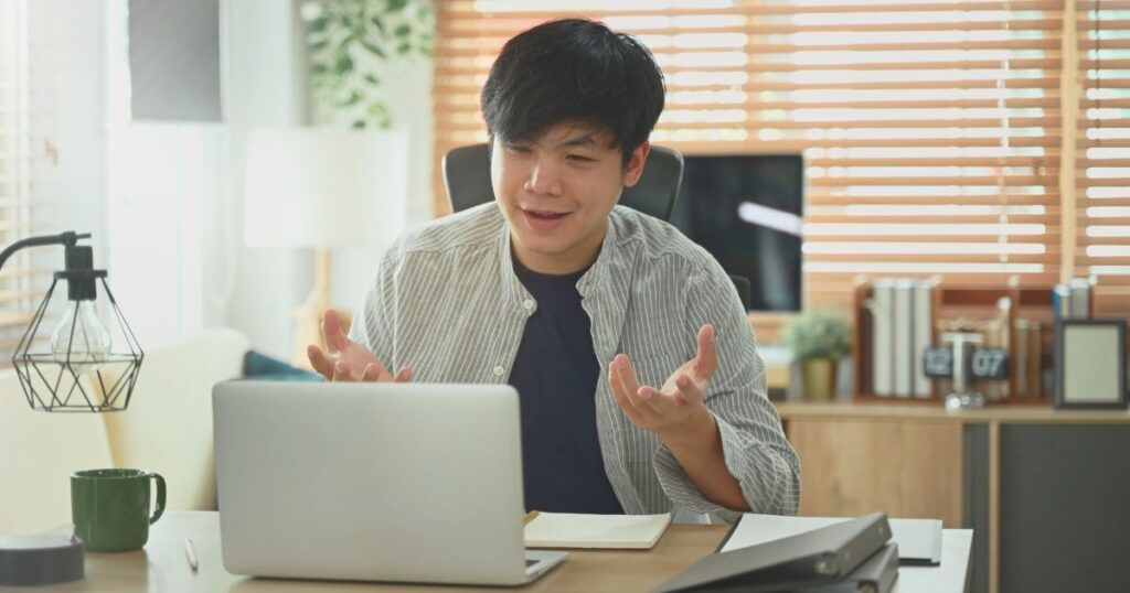 hombre asiatico trabajando remoto