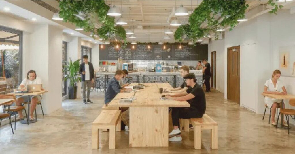 nomadas digitales trabajando desde el coworking The Hive en Bangkok