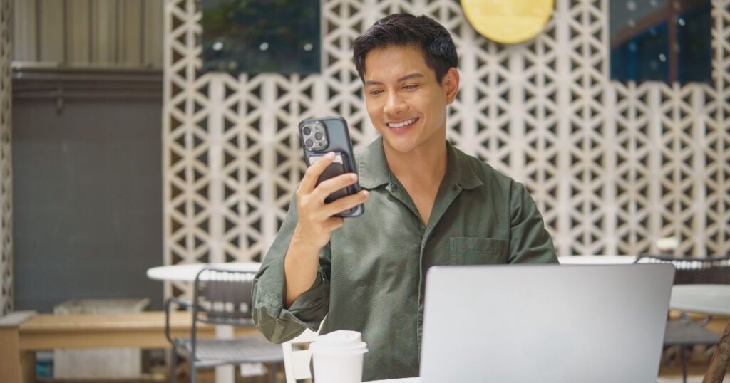 hombre sonriente navegando en internet con una esim