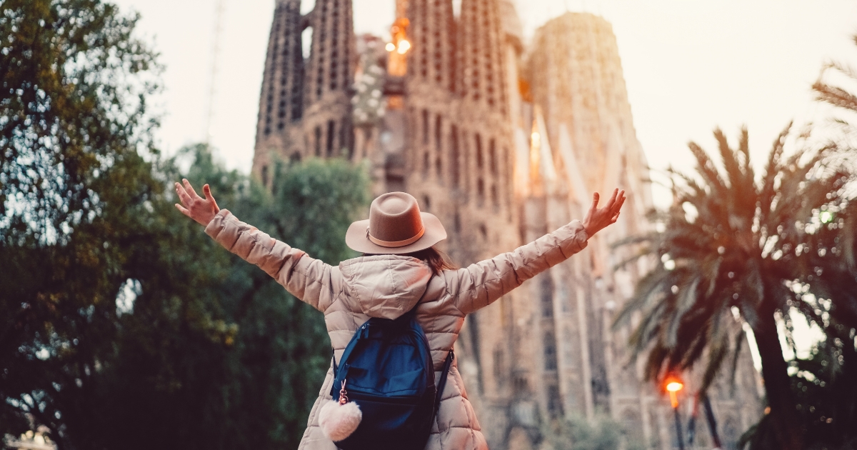 mujer disfrutando de su vida en Espana con la visa de nomada digital