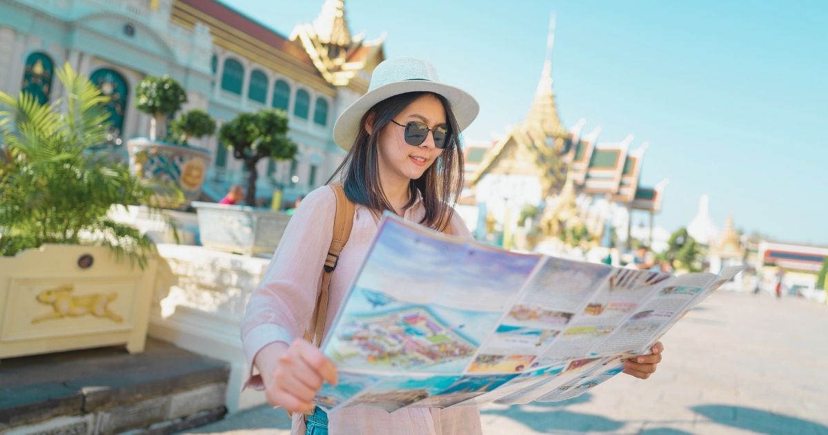 mujer con visa de nomada digital explorando Tailandia