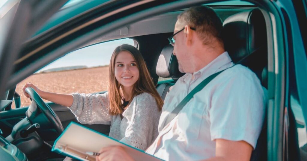 mujer joven conduciendo en Tailandia