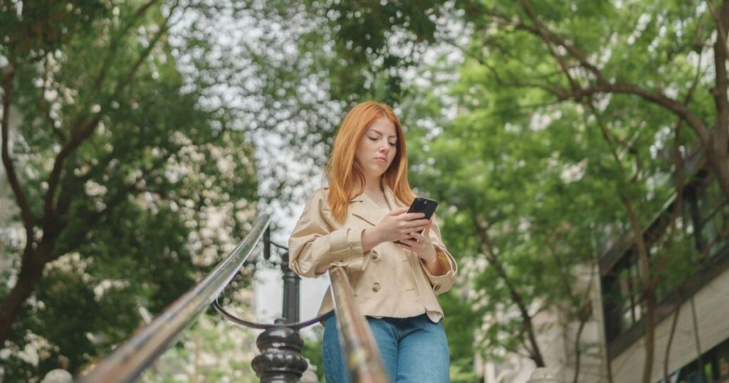 mujer navegando en internet en Tailandia