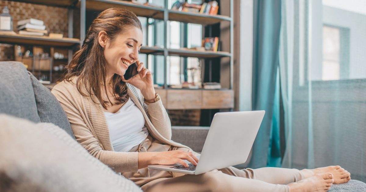 mujer sonriente trabajando en remoto