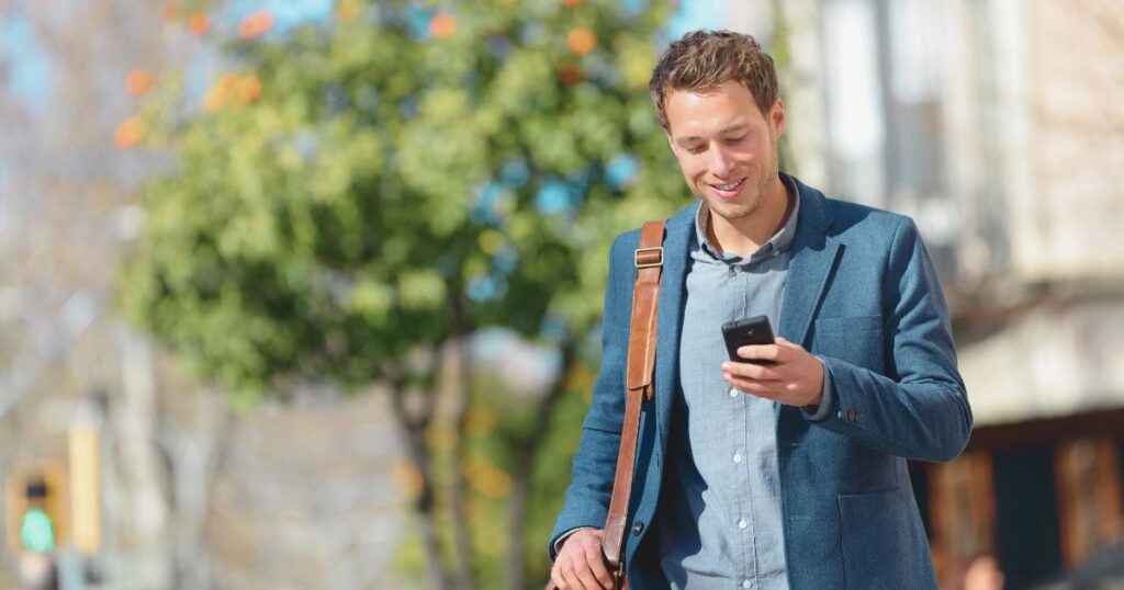 hombre sonriente conectado a internet en Barcelona