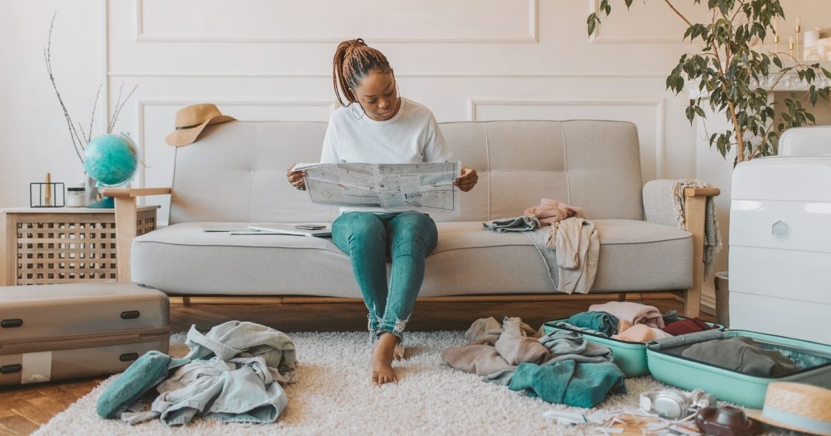 mujer planificando cambiar de ciudad