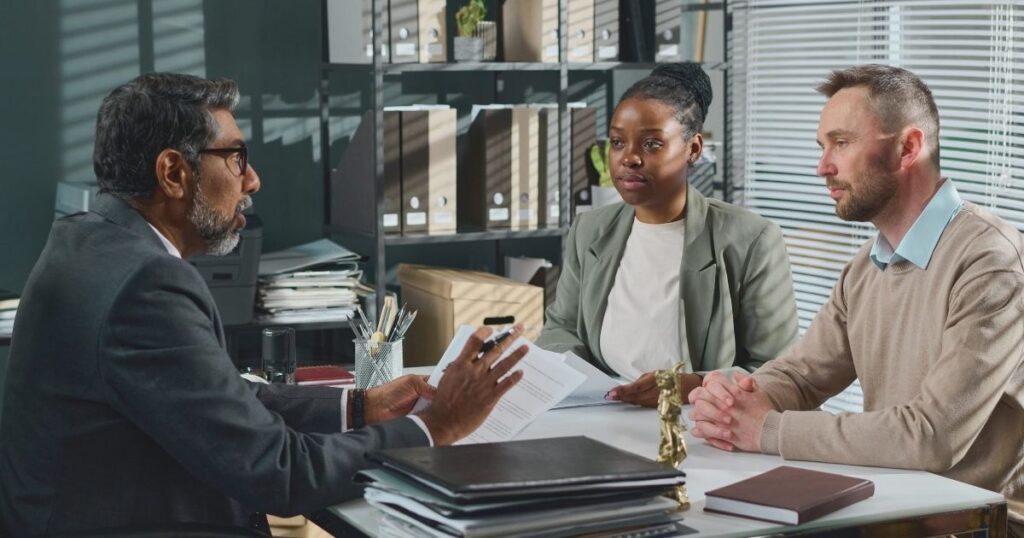 hombre nomada digital haciendo trabajo de consultor