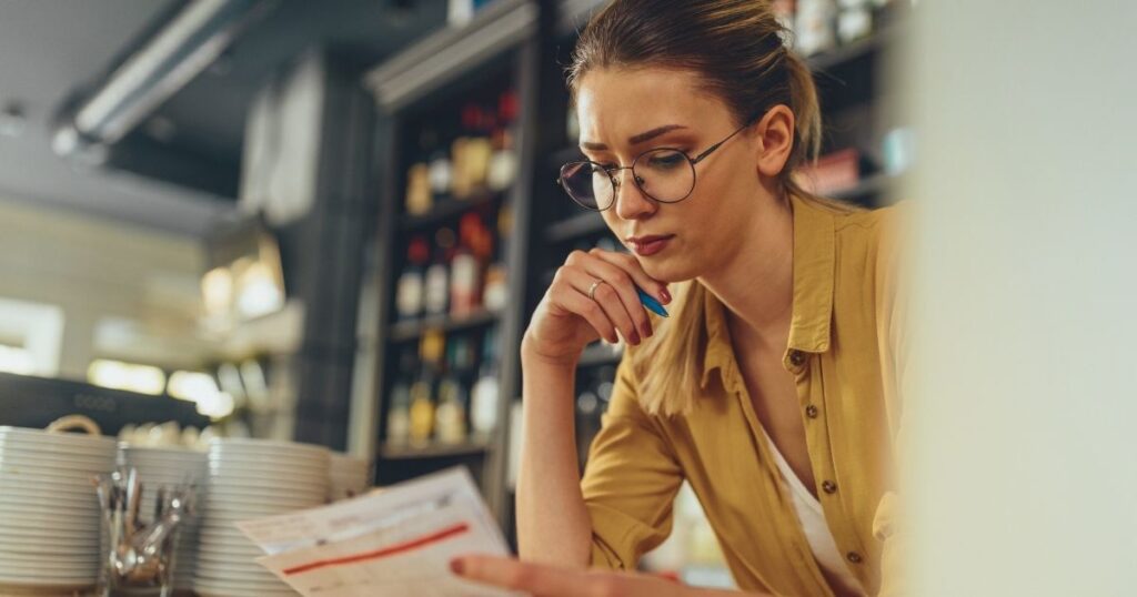 mujer preocupada con los gastos como nomada digital