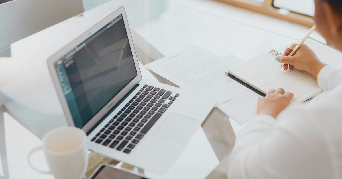 mujer nomada digital trabajando