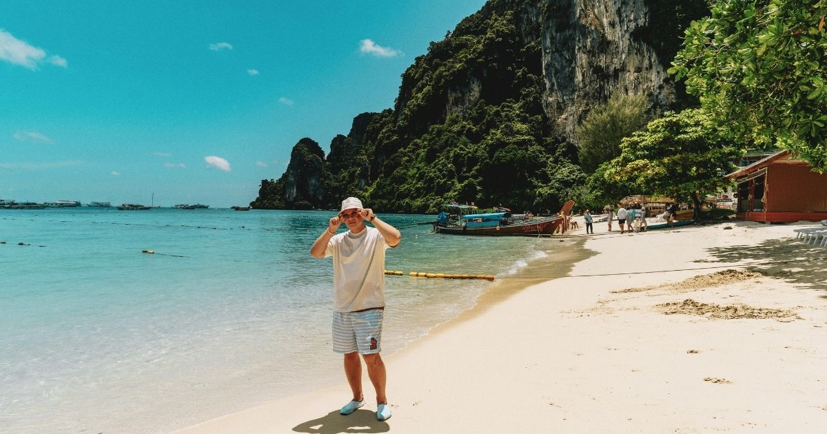 hombre nomada digital viviendo en Tailandia