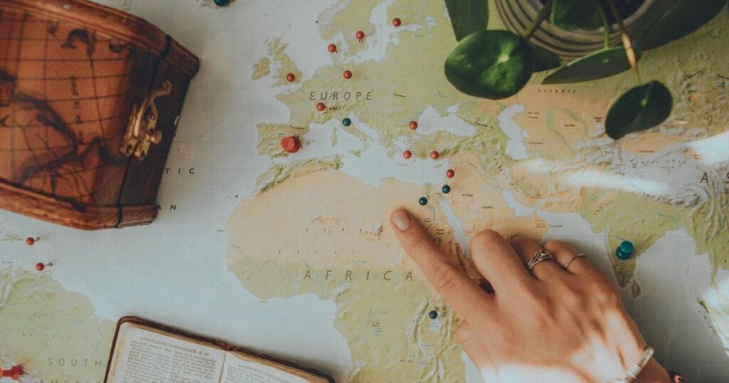 persona usando mapa para planear su cambio de ciudad