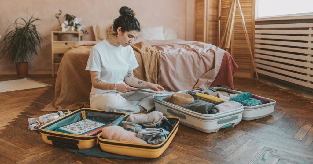 mujer organizando equipaje para cambiar de ciudad