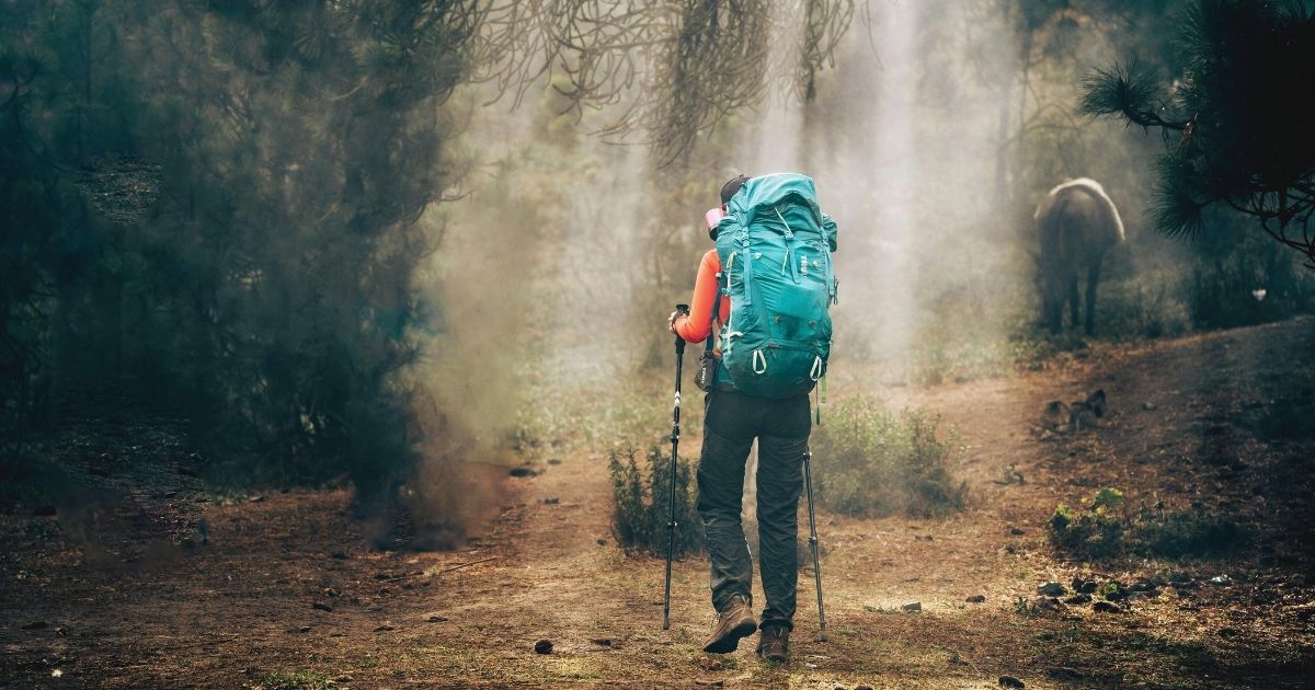 persona usando una de las mejores mochilas nomadas digitales