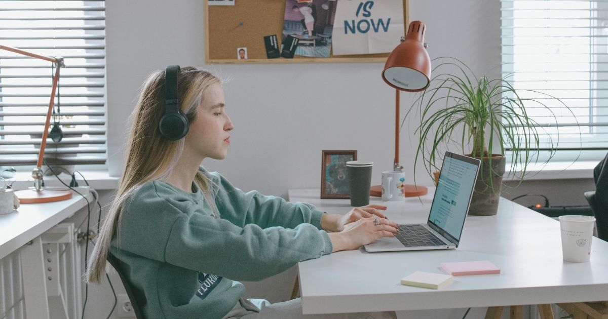 mujer joven trabajando remoto desde Tailandia con vpn