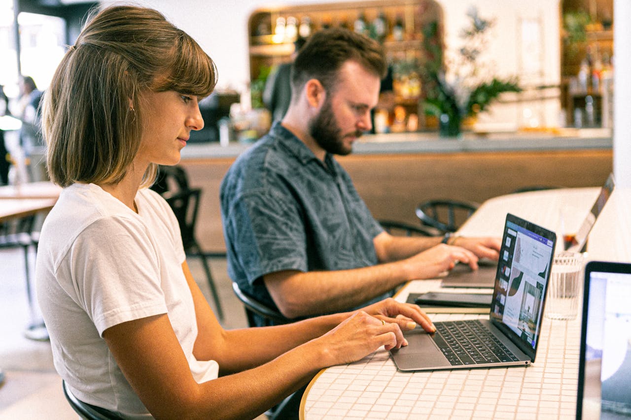 Nómadas digitales trabajando