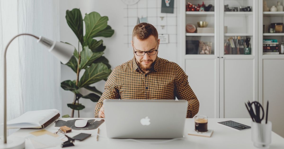 hombre trabajando en remoto en EEUU