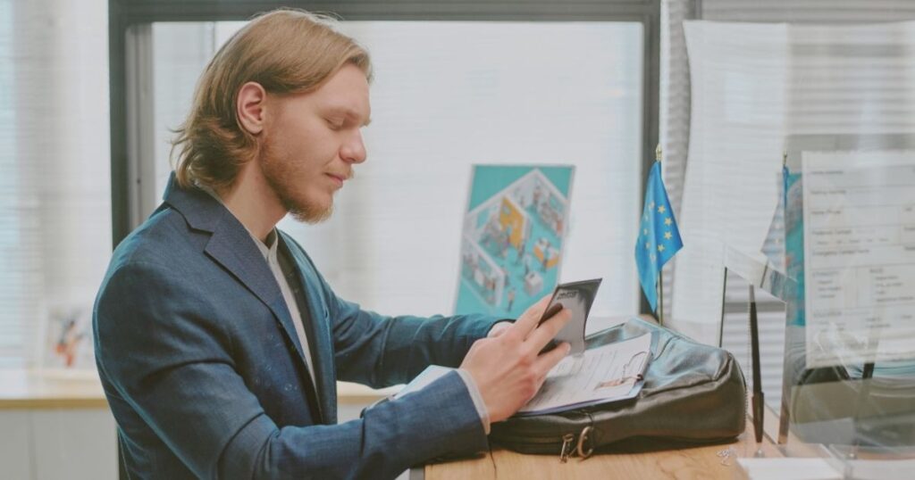 hombre solicitando visa para trabajar en Madrid como nomada digital