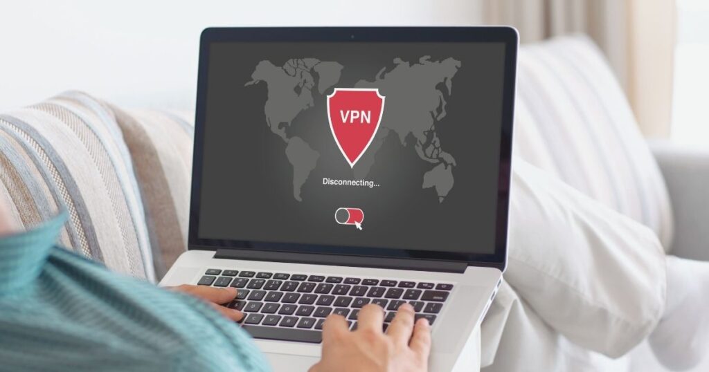 persona navegando en internet con vpn