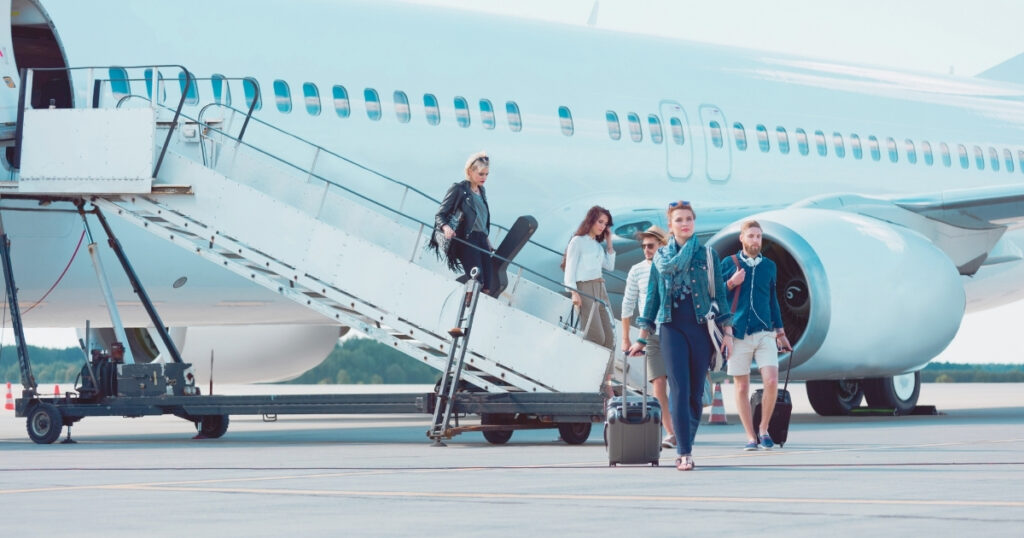 viajantes en un vuelo barato con escala