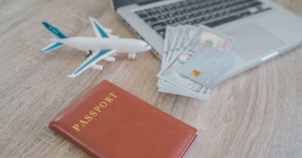 pasaporte y dinero en manos al reservar un vuelo con antelacion
