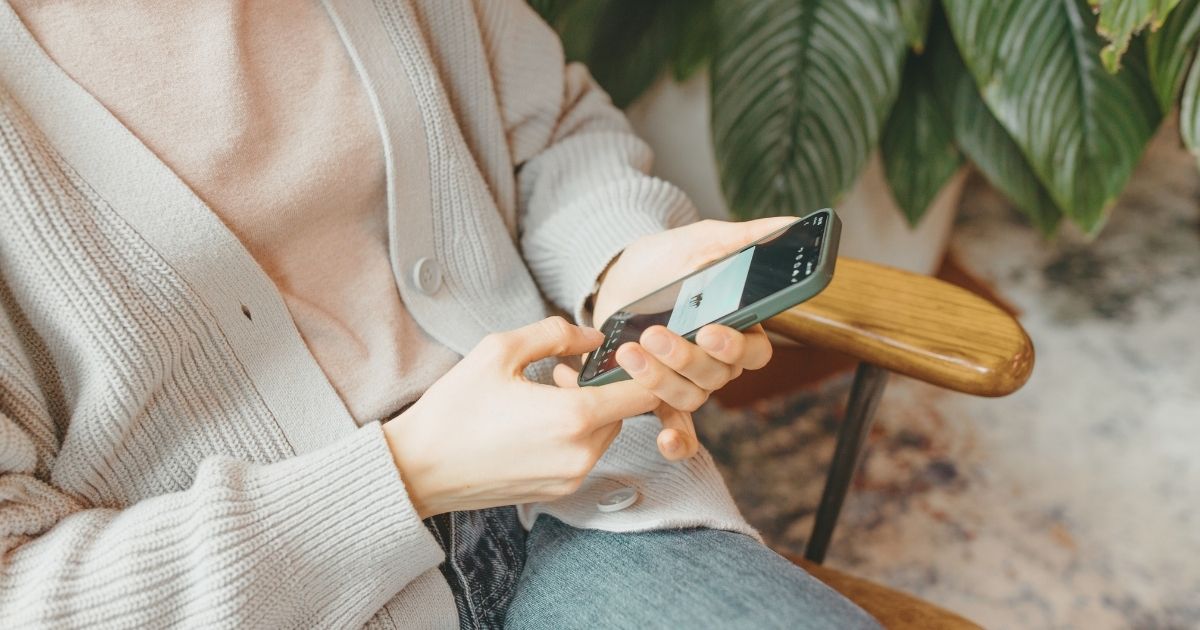 mujer utilizando el mejor operador movil de Mexico