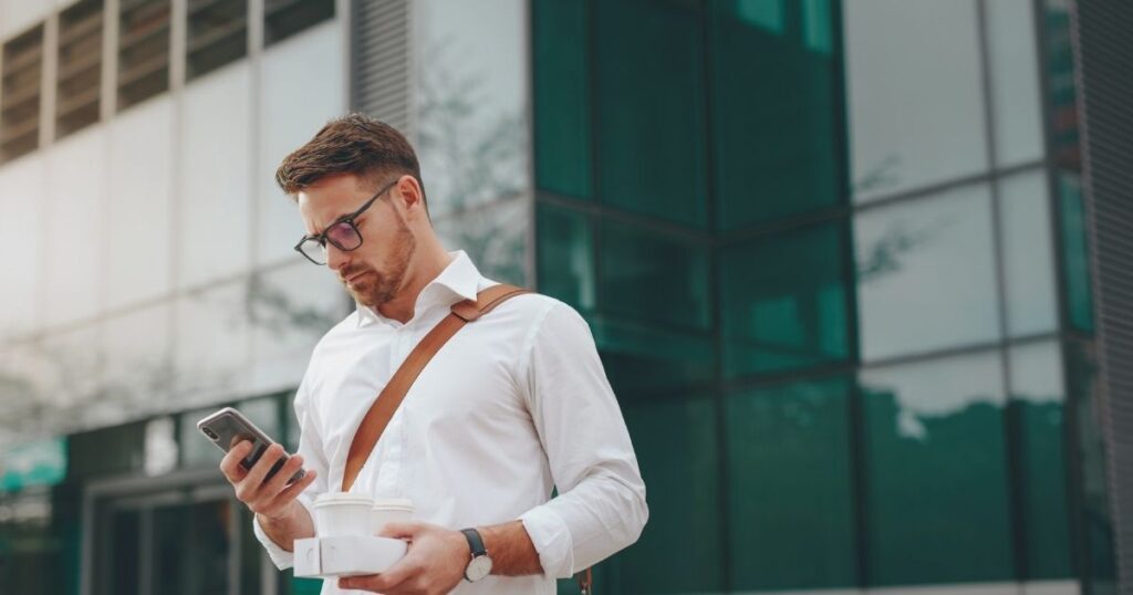 hombre utilizando un operador movil virtual en Mexico

