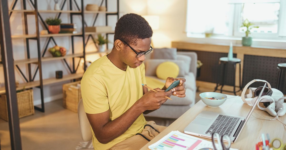 hombre joven disfrutando de la internet en España
