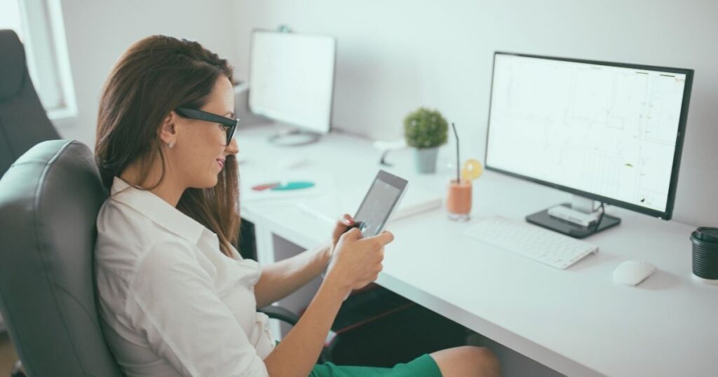 mujer conectada a internet fijo en España