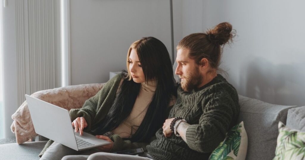 pareja navegando en internet en España