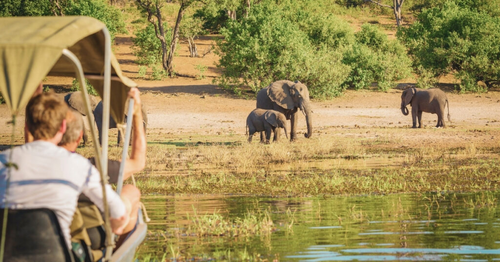 hombres nomadas digitales explorando puntos turisticos de Africa
