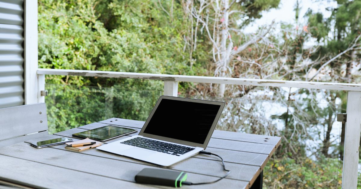 equipment and tools for digital nomads