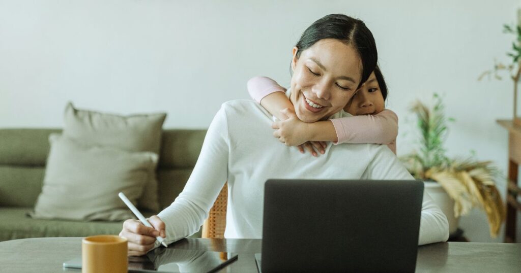 mujer expatriada analizando las alternativas de paises para vivir
