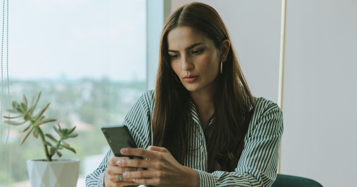 mujer joven transfiriendo esim en su celular