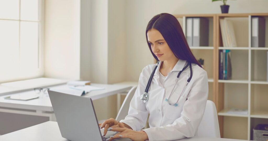joven doctora comparando los mejores seguros de viaje para Canadá